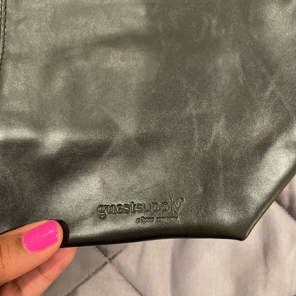 NWT Toiletry case - Picture 3 of 11